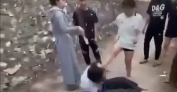 Một thiếu nữ mặc áo học sinh bị đánh hội đồng đến bất tỉnh
