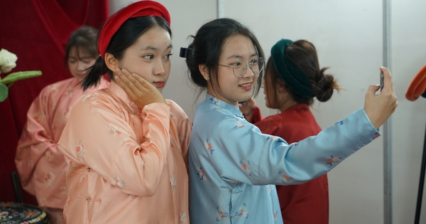 Bạn trẻ háo hức trải nghiệm Việt phục tại Tóc Xanh Vạt Áo