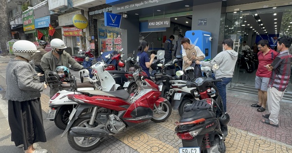 Hình ảnh đua nhau đi xem và mua xe máy điện trong ngày cuối tuần ở TPHCM