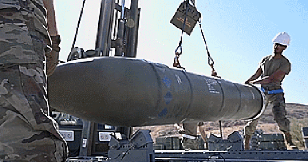 VIDEO: Mỹ tung đòn vào hạ tầng tên lửa Iran tại “yết hầu” Hormuz