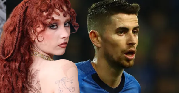 Nữ ca sĩ US/UK xích mích cựu sao Chelsea, bị hàng loạt CĐV Brazil chỉ trích