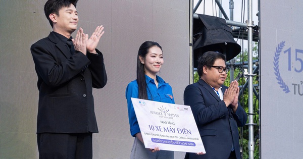 Trích tiền thưởng hơn 700 triệu đồng, nữ sinh viên mua xe máy điện tặng bạn