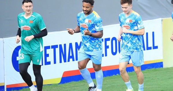 Xuân Son trở lại tập luyện, Việt Cường sẵn sàng cạnh tranh với đàn anh nhập tịch