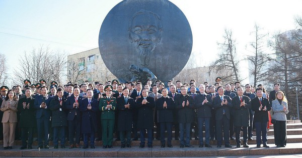 Thủ tướng Phạm Minh Chính đặt hoa tại Tượng đài Chủ tịch Hồ Chí Minh ở Moscow