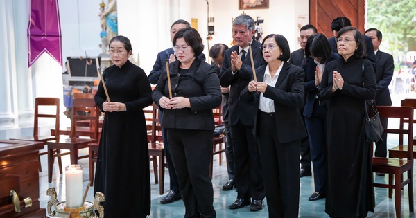 Lãnh đạo TPHCM viếng Đức Hồng y Gioan Baotixita Phạm Minh Mẫn