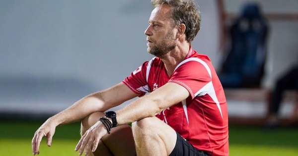 Cựu HLV tuyển Thái Lan tiếp tục chê bai nghiệp vụ trọng tài V-League