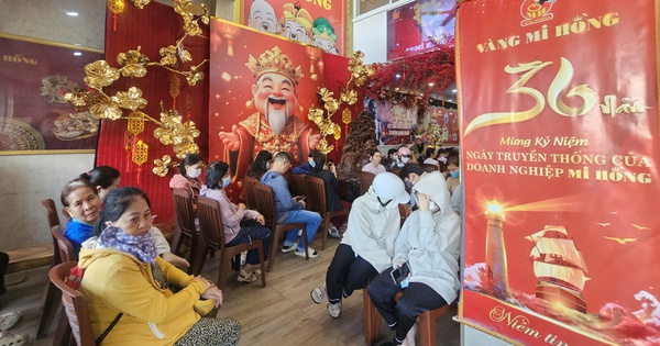 Diễn biến ở tiệm vàng khi giá giảm về dưới 170 triệu đồng/lượng