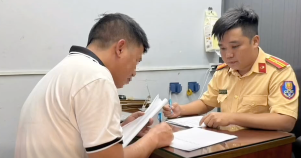 Khiếp vía với clip ô tô chuyển hướng ẩu ở TPHCM