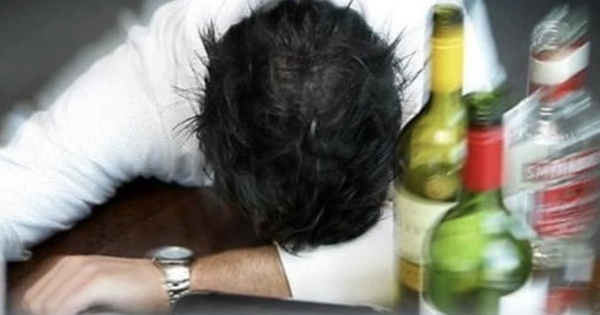 Người đàn ông trẻ nguy kịch sau khi uống một loại rượu ngoại