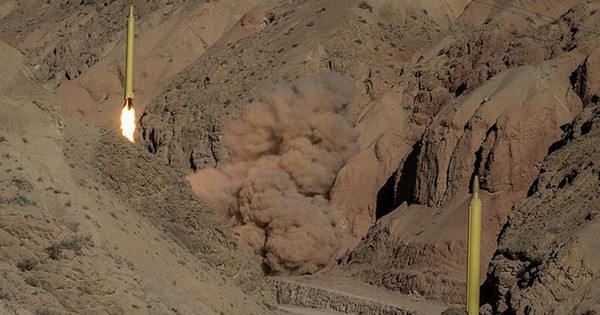 Iran phóng loạt tên lửa 