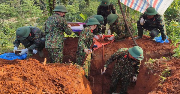 Phát hiện lọ thuỷ tinh đựng di vật chôn kèm hài cốt liệt sĩ