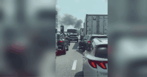 CLIP: Cháy ngùn ngụt trên tuyến cao tốc Trung Lương – Mỹ Thuận, phong tỏa 1 đoạn đường