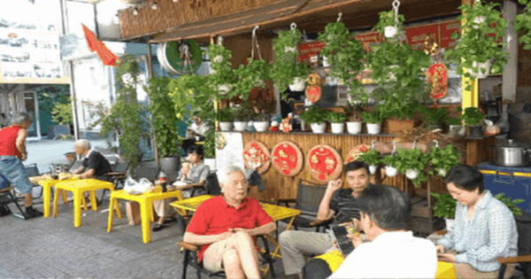 VIDEO: Cà phê vỉa hè TPHCM có gì mà ai cũng mê?