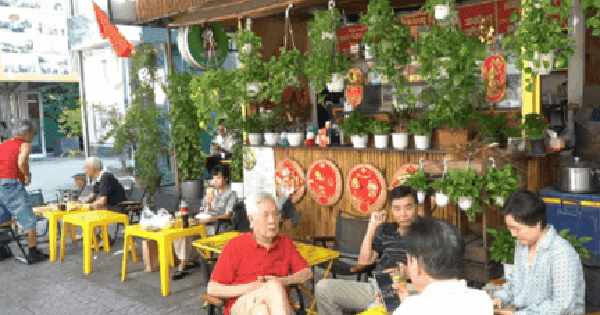 VIDEO: Cà phê vỉa hè TPHCM có gì mà ai cũng mê?