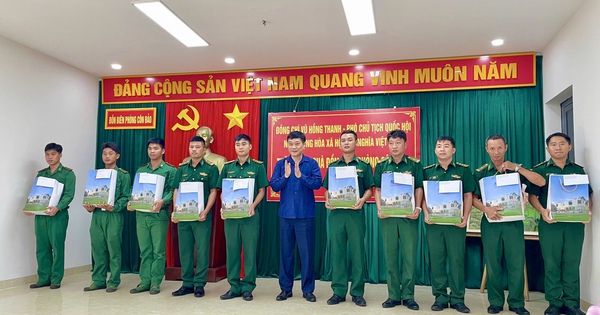 Phó chủ tịch Quốc hội Vũ Hồng Thanh thăm, tặng quà Đồn Biên phòng Côn Đảo