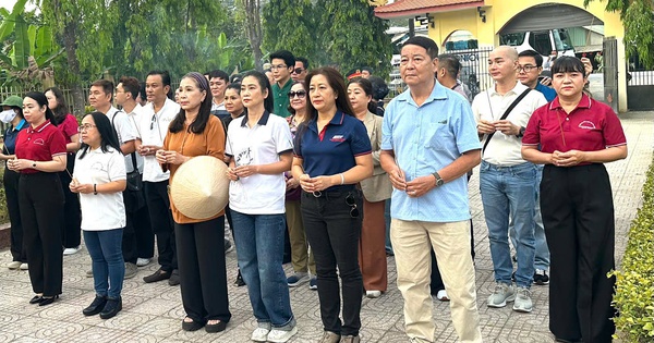 50 văn nghệ sĩ nổi tiếng về thăm Chiến khu Đ