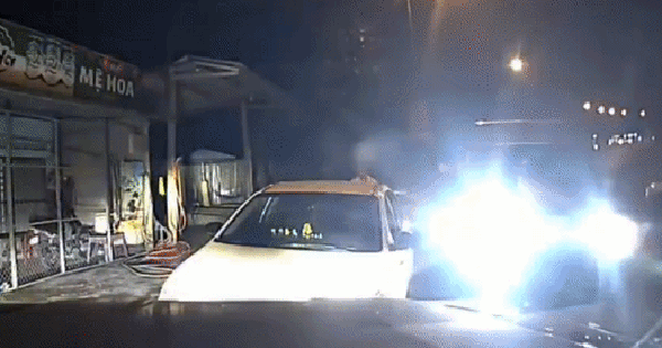 CLIP: Gay cấn cảnh bắt 2 đối tượng lái ô tô chở ma túy ở Quảng Trị