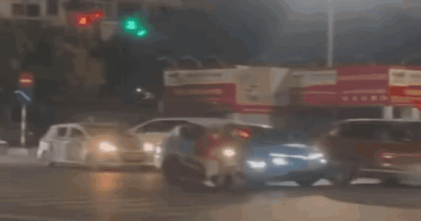 VIDEO: Xe sang Lexus tông hàng loạt ô tô và xe máy dừng chờ đèn đỏ