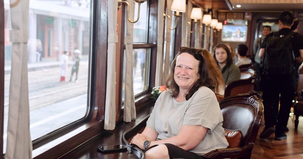 Bất ngờ với giao diện "tím Huế mộng mơ" của đoàn tàu di sản miền Trung