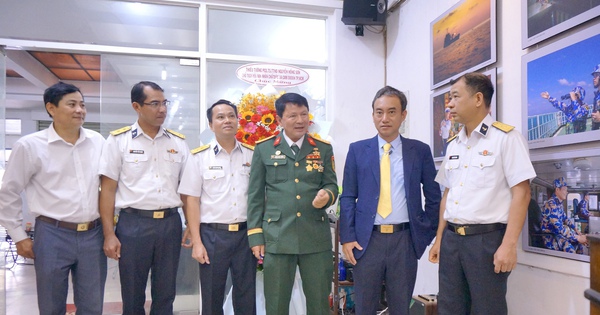 114 bức ảnh về "Sức trẻ biển đảo Tổ quốc"