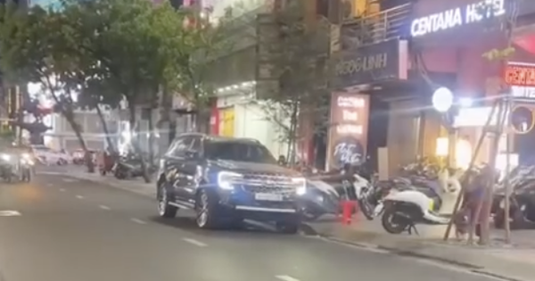 Phạt tài xế đỗ xe bên trái đường một chiều ở trung tâm TPHCM