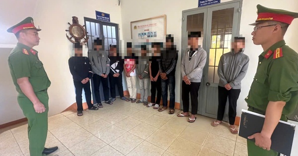 CLIP: Hai nhóm học sinh cấp 2 mang hung khí đánh nhau