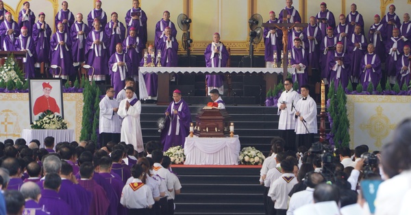 Hàng ngàn người tiễn Đức Hồng y Gioan Baotixita Phạm Minh Mẫn