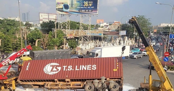 Lật xe container ngay ngã tư Bình Phước, sơn nước lênh láng mặt đường
