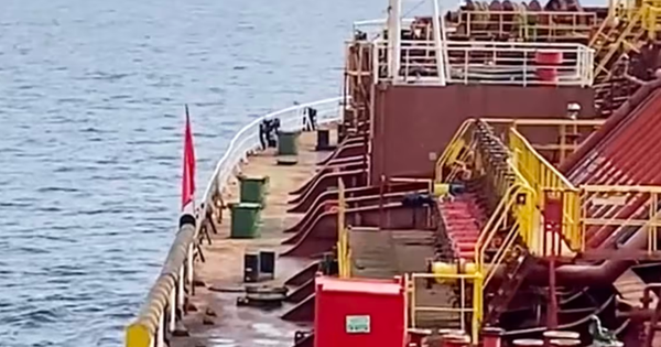 Iran bác bỏ "món quà tặng ông Donald Trump", 20.000 thủy thủ mắc kẹt ở vịnh Ba Tư