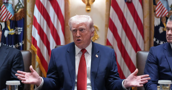 Mỹ lại gia hạn thời gian mở cửa Hormuz, Iran chuẩn bị giao tranh trên bộ