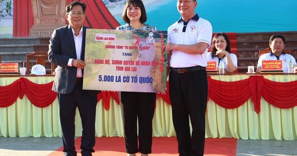 Báo Người Lao Động trao tặng tỉnh Gia Lai 5.000 lá cờ Tổ quốc