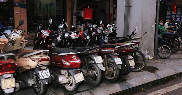 VIDEO: Gầm nhà ga tuyến Cát Linh - Hà Đông bị "chiếm giữ" bởi các bãi giữ xe trái phép