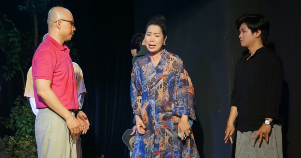 Sân khấu Trịnh Kim Chi dựng kịch ngắn, dùng tiếng cười chạm khoảng lặng gia đình