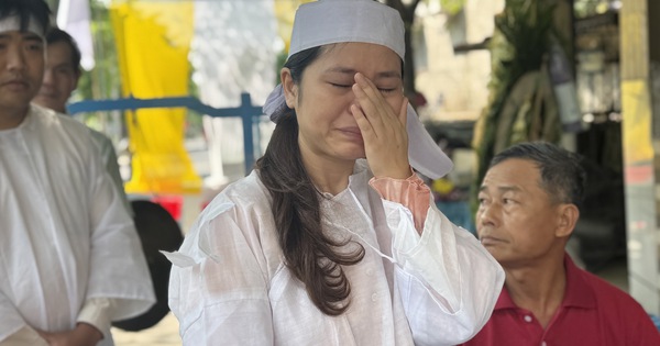 VIDEO: Giọt nước mắt xúc động của người thân tài xế taxi bị bắn chết ở Quảng Trị khi nhận sự sẻ chia