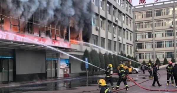 Khói lửa bao trùm tòa nhà cao tầng ở Trung Quốc, hàng chục người thương vong