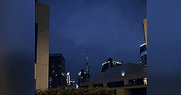 VIDEO: Cảnh tượng mưa bão dữ dội ở Dubai