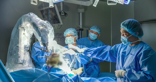 Robot AI thay khớp chuẩn xác đến 100% đầu tiên tại Việt Nam