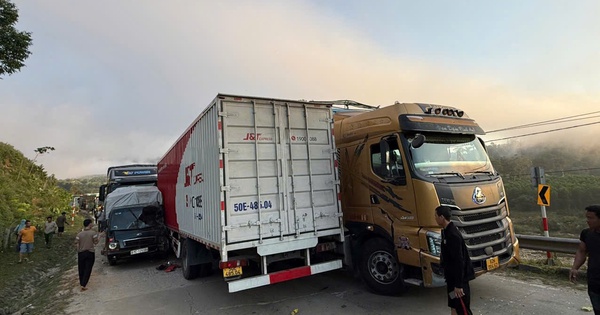 Tai nạn liên hoàn giữa 4 ô tô gây ách tắc tuyến đường ở Đà Nẵng nhiều giờ