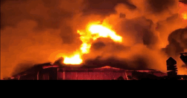 Kho xưởng đồ gỗ bốc cháy dữ dội gần bệnh viện K Tân Triều