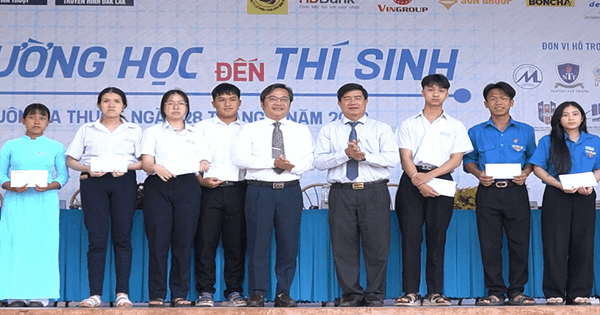 Học sinh Đắk Lắk xúc động nhận học bổng của “Đưa trường học đến thí sinh”