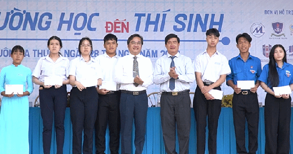 Học sinh Đắk Lắk xúc động nhận học bổng của “Đưa trường học đến thí sinh