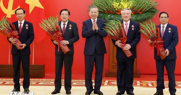 Tổng Bí thư Tô Lâm trao Huân chương Quân công và Huy hiệu Đảng tặng các lãnh đạo, nguyên lãnh đạo
