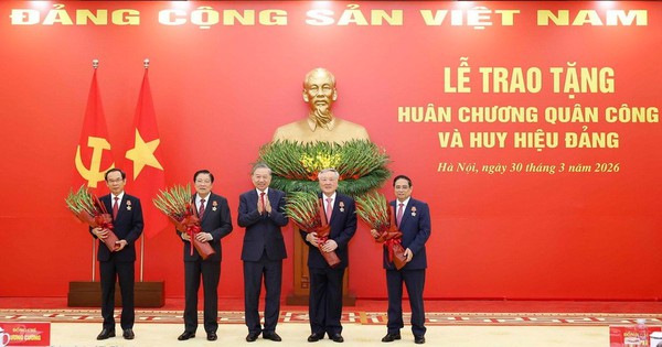 Tổng Bí thư Tô Lâm trao Huân chương Quân công và Huy hiệu Đảng tặng các lãnh đạo, nguyên lãnh đạo