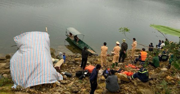 Lật thuyền đánh cá trên hồ thủy điện, con bơi được vào bờ, 2 vợ chồng mất tích