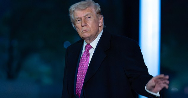 Ông Donald Trump nói “Mỹ đang kiểm soát eo biển Hormuz”