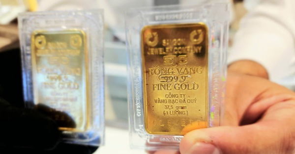 Giá vàng hôm nay 30-3: Vàng, bạc rớt khi dầu thô tăng mạnh