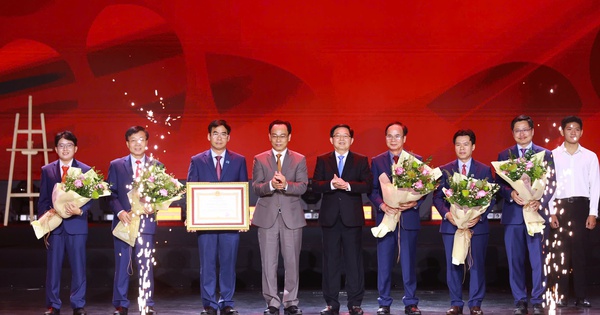 Trường ĐH Luật TPHCM nhận Huân chương Lao động hạng Nhì