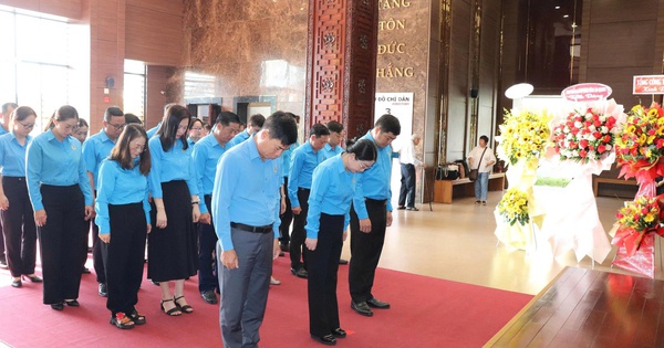 Cán bộ Công đoàn TPHCM dâng hương tưởng niệm Chủ tịch Tôn Đức Thắng