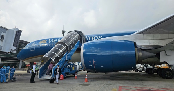 Hàng không, du lịch chật vật giữ khách