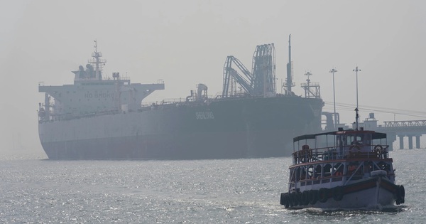 Tranh cãi chuyện thu phí qua Hormuz